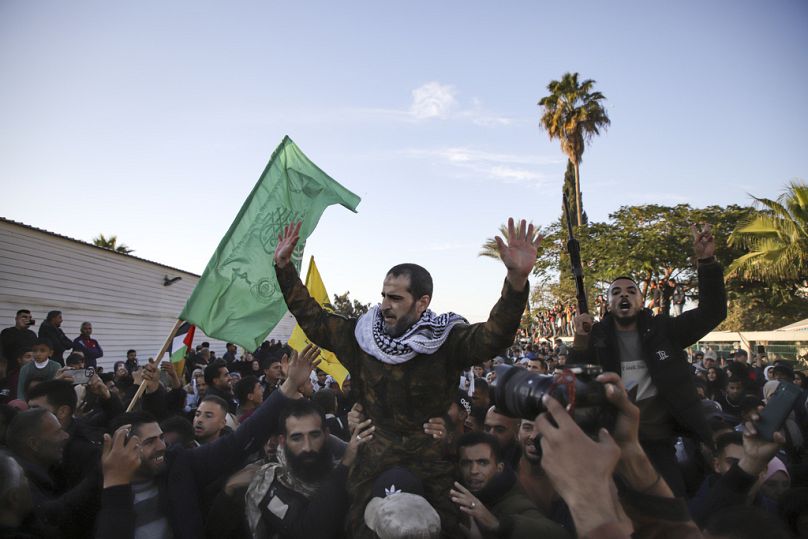 أسير فلسطيني محرر، يستقبله حشد من الناس عند وصوله إلى قطاع غزة بعد إطلاق سراحه من سجن إسرائيلي، السبت، 25 يناير، 2025. 