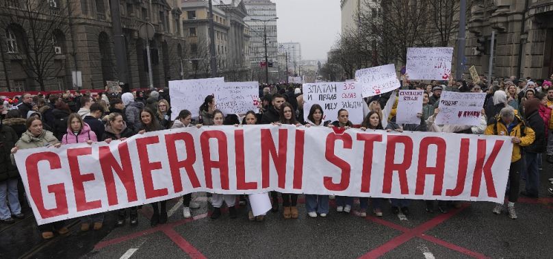 Általános sztrájk feliratú molinóval vonultak fel a tiltakozók Belgrád utcáin, 2025. január 24-én