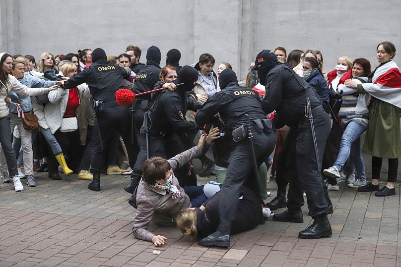 Agentes da polícia detêm manifestantes durante uma manifestação em Minsk, 8 de setembro de 2020