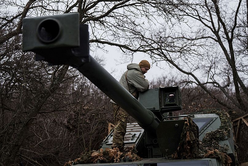 Um militar ucraniano da brigada Azov em cima de um obuseiro autopropulsado Dita depois de disparar contra posições russas em Donetsk, 23 de janeiro de 2025