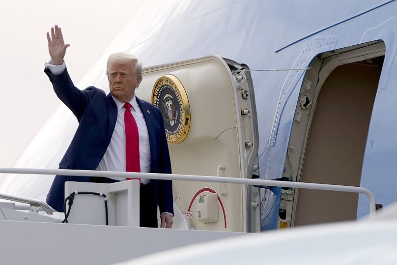 O Presidente Donald Trump acena enquanto embarca no Air Force One no Aeroporto Internacional Harry Reid, em Las Vegas, a 25 de janeiro de 2025