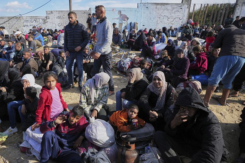 Palästinenser warten im Zentrum des Gazastreifens in der Hoffnung, in den Norden zurückkehren zu können, 25. Januar, 2025