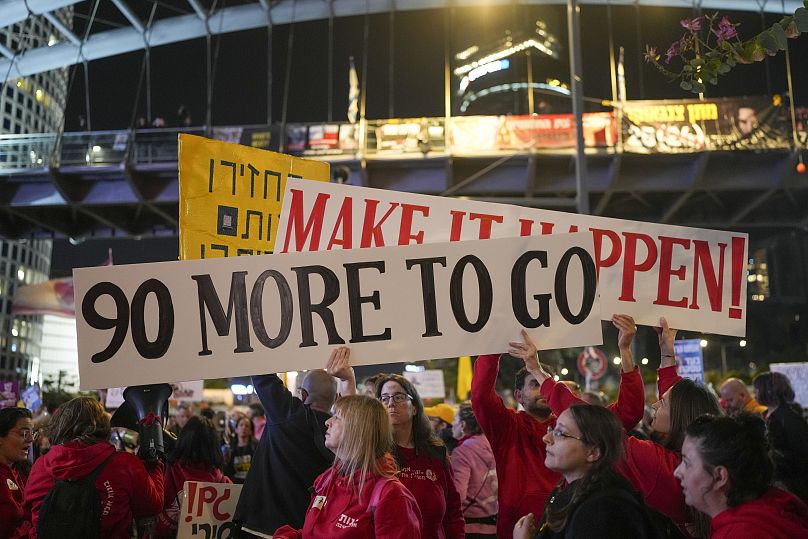 Demonstranten fordern die sofortige Freilassung der Geiseln, die im Gazastreifen von der militanten Hamas-Gruppe festgehalten werden, in Tel Aviv, 25. Januar 2025