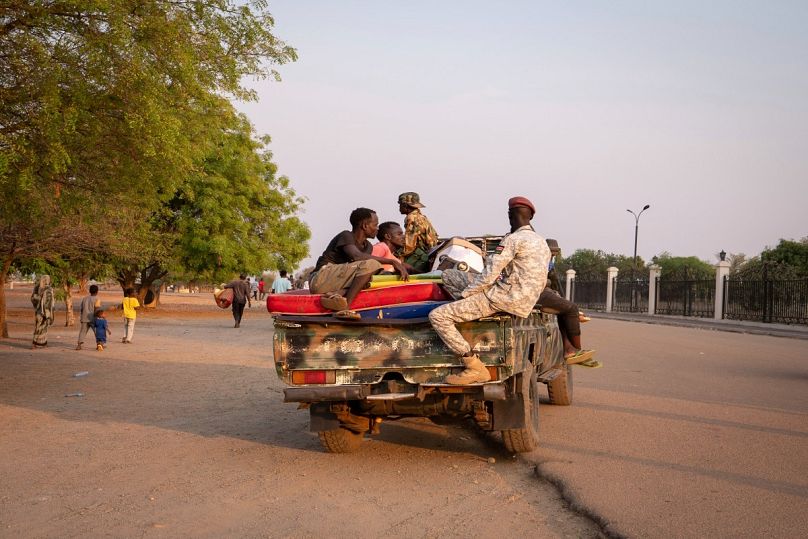 مواطنون سودانيون يحملون أمتعتهم عند وصولهم إلى مقر قوات الدفاع الشعبي لجنوب السودان بعد ليلة من العنف في جنوب السودان، يوم الجمعة 17 يناير/كانون الثاني 2025