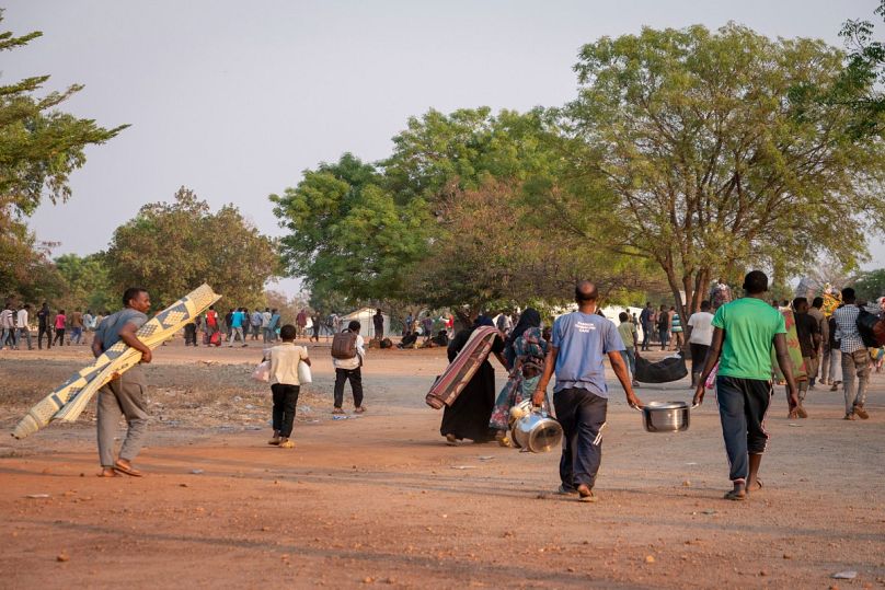 مواطنون سودانيون يحملون أمتعتهم عند وصولهم إلى مقر قوات الدفاع الشعبي لجنوب السودان بعد ليلة من العنف في جنوب السودان، يوم الجمعة 17 يناير/كانون الثاني 2025