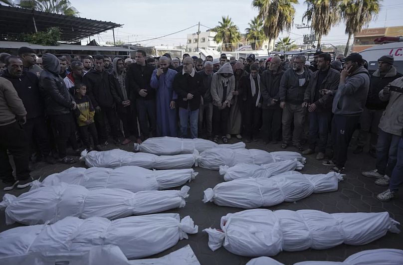 Yas tutanlar, Deir al-Balah'taki El-Aksa Hastanesi'nde Gazze Şeridi'ne yönelik İsrail bombardımanında öldürülen Filistinlilerin cesetlerinin yanında, 15 Ocak 2025.