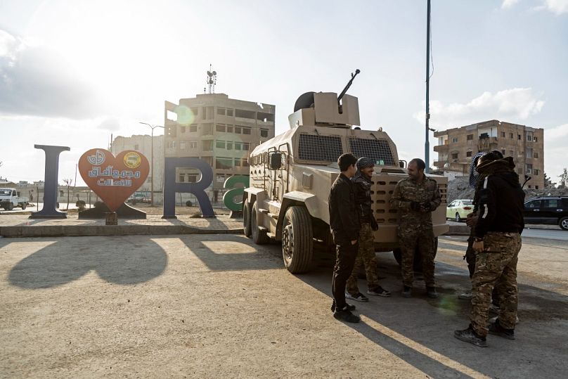 مقاتلون من قوات سوريا الديمقراطية المدعومة من قوات سوريا الديمقراطية يحرسون ساحة النعيم في الرقة، سوريا، الاثنين، 7 فبراير/شباط 2022