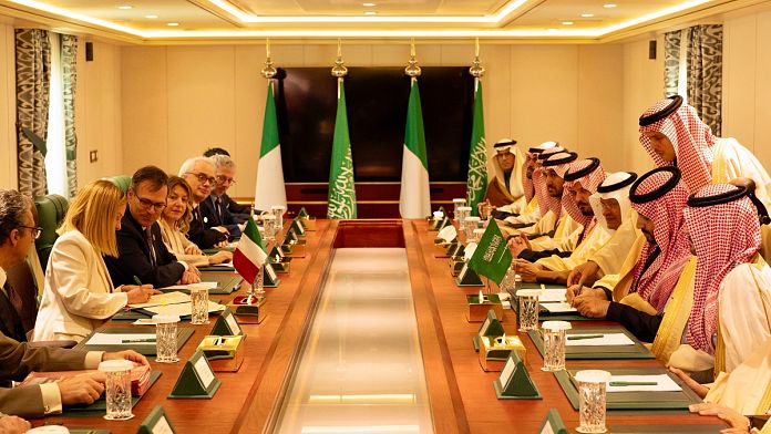 Meloni in Arabia Saudita, firmata partnership strategica e su Almasri: "Chiediamo chiarimenti a Cpi"
