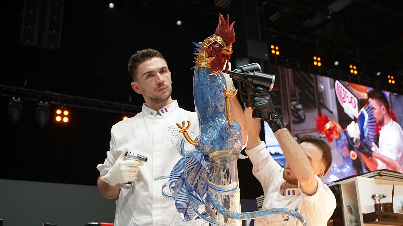 Tres colores dulces: los cocineros franceses del azúcar decoran su gallo