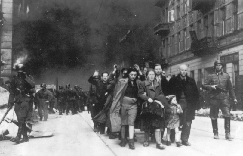 ARŞİV - Alman birliklerinin Varşova Gettosu'nu yıkması sırasında bir grup Polonyalı Yahudi'nin Alman SS askerleri tarafından sınır dışı edilmek üzere götürülüyor, 1943.