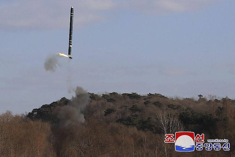 صورة مقدمة من الحكومة الكورية الشمالية تظهر اختبار صواريخ كروز استراتيجية موجهة من البحر إلى السطح في موقع غير مُعلن بكوريا الشمالية، يوم السبت 25 يناير 2025.