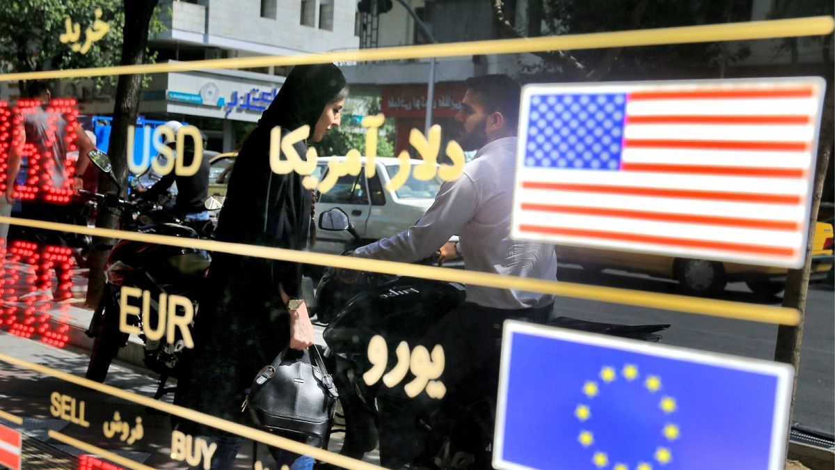 ویترین یک صرافی در تهران