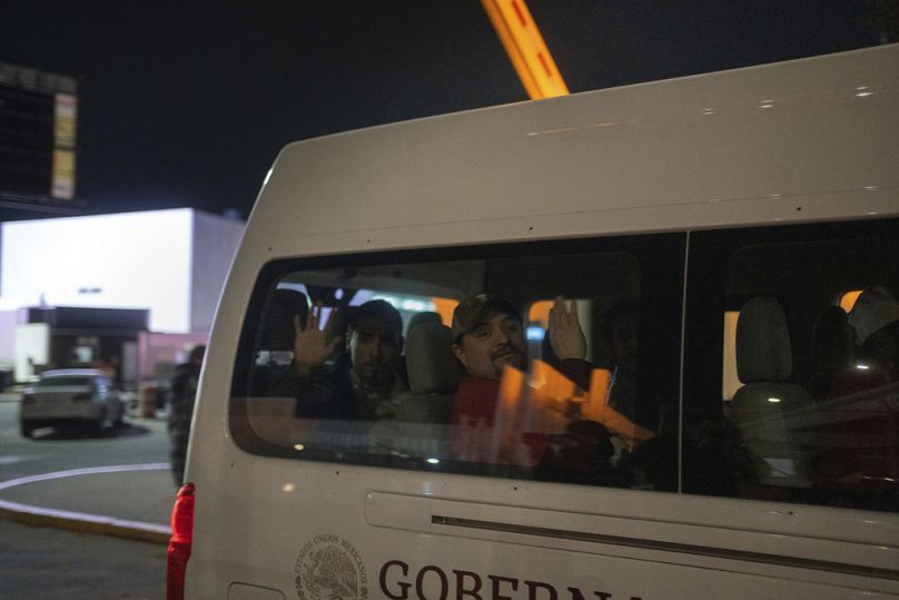 Des migrants expulsés des États-Unis vers le Mexique sont transportés vers un refuge, à Tijuana, au Mexique, mardi 21 janvier 2025.