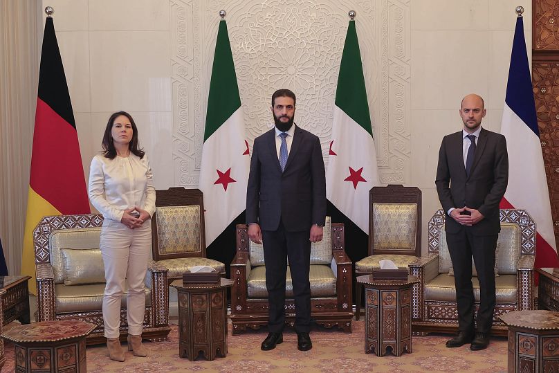 Ahmed al-Charaa avec la ministre allemande des Affaires étrangères, Annalena Baerbock et son homologue français, Jean-Noël Barrot, à Damas, en Syrie, vendredi 3 janvier 2025