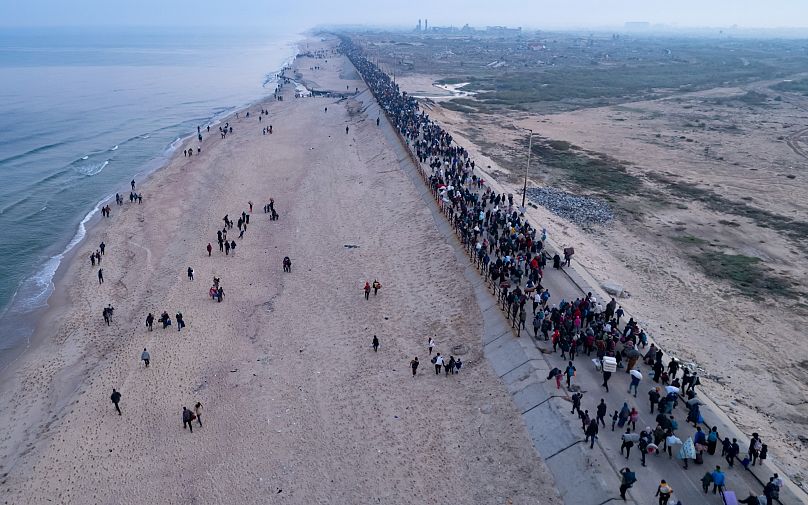 نازحون فلسطينيون يعودون إلى منازلهم في شمال قطاع غزة، بعد قرار إسرائيل بالسماح للآلاف منهم بالعودة للمرة الأولى منذ 15 شهرًا، الاثنين 27 يناير/كانون الثاني 2025