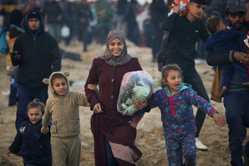 نازحون فلسطينيون يعودون إلى منازلهم في شمال قطاع غزة، بعد قرار إسرائيل بالسماح للآلاف منهم بالعودة للمرة الأولى منذ 15 شهرًا، الاثنين 27 يناير/كانون الثاني 2025