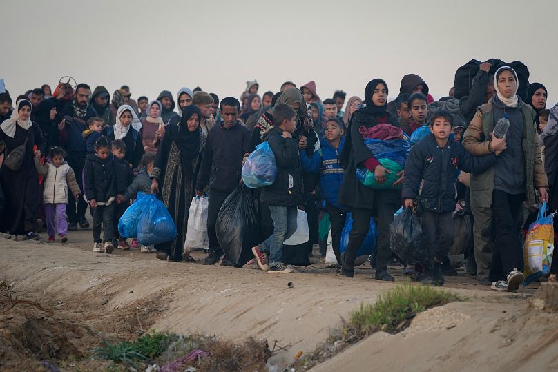 نازحون فلسطينيون يعودون إلى منازلهم في شمال قطاع غزة، بعد قرار إسرائيل بالسماح للآلاف منهم بالعودة للمرة الأولى منذ 15 شهرًا، الاثنين 27 يناير/كانون الثاني 2025