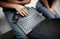 Un client utilise son ordinateur portable 