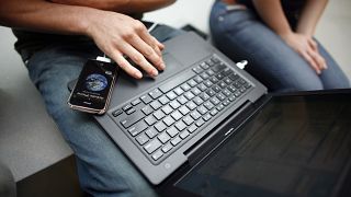 Un client utilise son ordinateur portable 