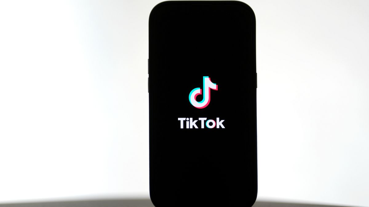 人們在 eBay、Facebook 上以數千美元的價格出售裝有 TikTok 的手機