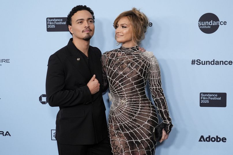 جينيفر لوبيز، وتوناتيوه، في عرض فيلم ”قبلة المرأة العنكبوت“، خلال مهرجان سندانس السينمائي يوم الأحد 26 يناير 2025، في بارك سيتي، يوتا.