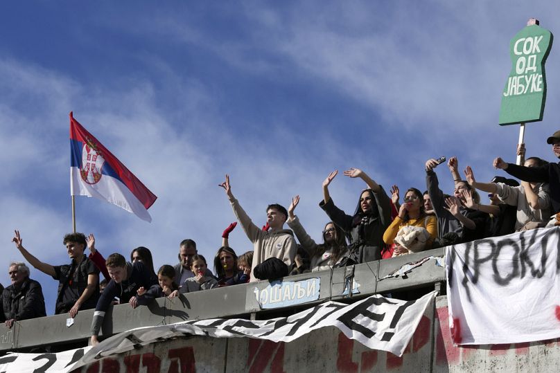 Egyre több társadalmi réteg demonstrál a kormány ellen Szerbiában, az ellenzéki média szerint az ország történelmének legátfogóbb tiltakozása zajlik
