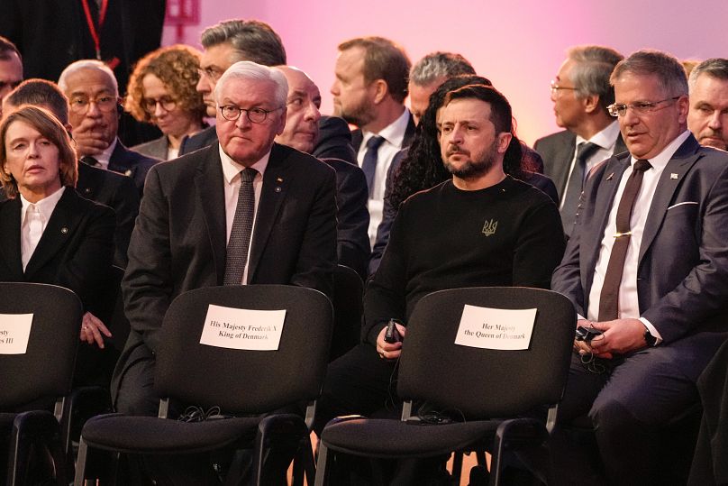 Le président ukrainien Volodymyr Zelensky est assis à côté du président allemand Frank-Walter Steinmeier, à Oswiecim, en Pologne, le lundi 27 janvier 2025