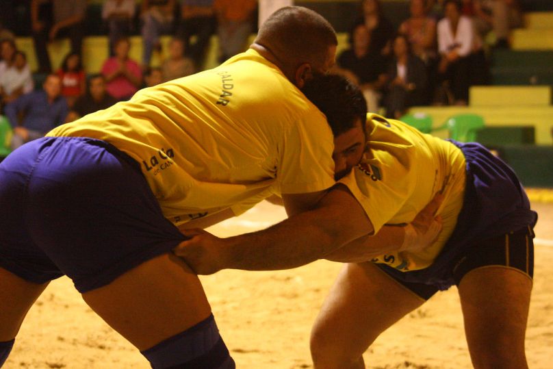 Dos bregadores, en una arena. 