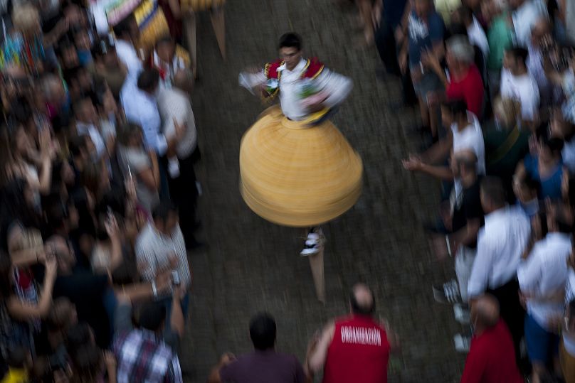 Es casi hipnótico el movimiento de los danzadores y de sus trajes.