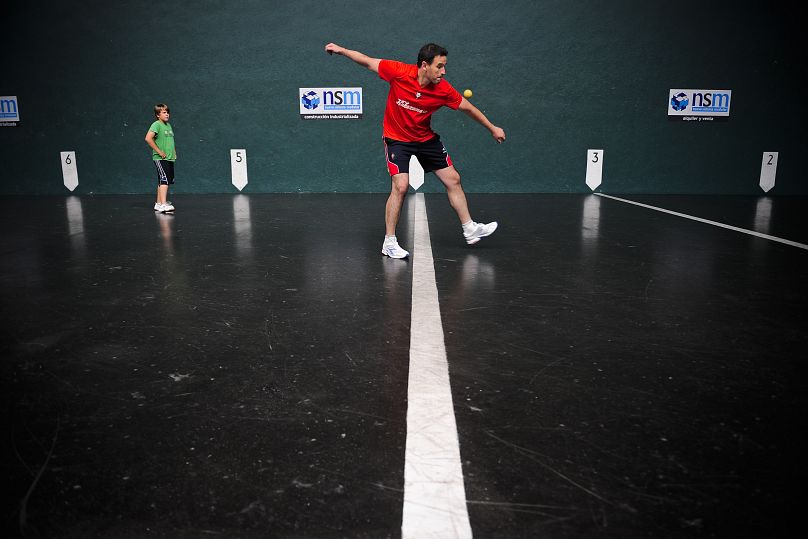 Un 'pelotari', entrenando en un frontón.