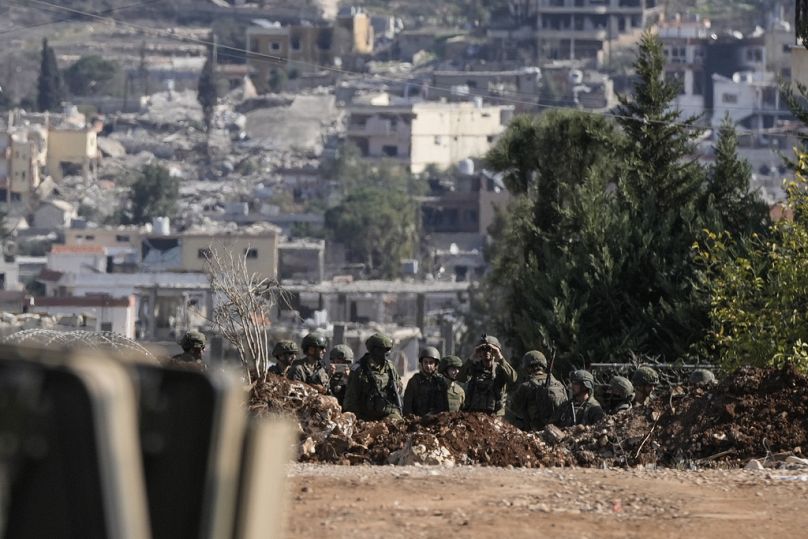جنود إسرائيليون يتمركزون لقطع طريق في قرية عيترون بجنوب لبنان، يوم الاثنين، 27 يناير 2025.