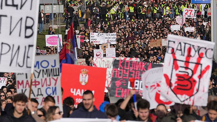 Studenti universitari serbi bloccano Belgrado per 24 ore per il crollo della tettoia a Novi Sad