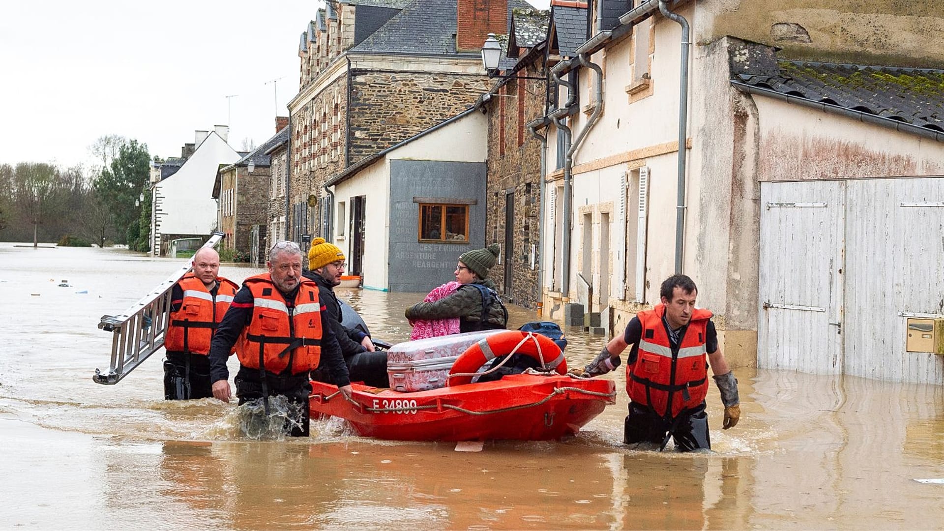 Storm Herminia brings heavy rain and powerful winds to Europe | Euronews