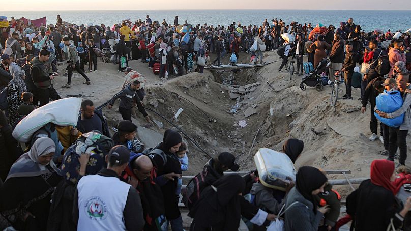 Palestinianos deslocados chegam ao norte da Faixa de Gaza.