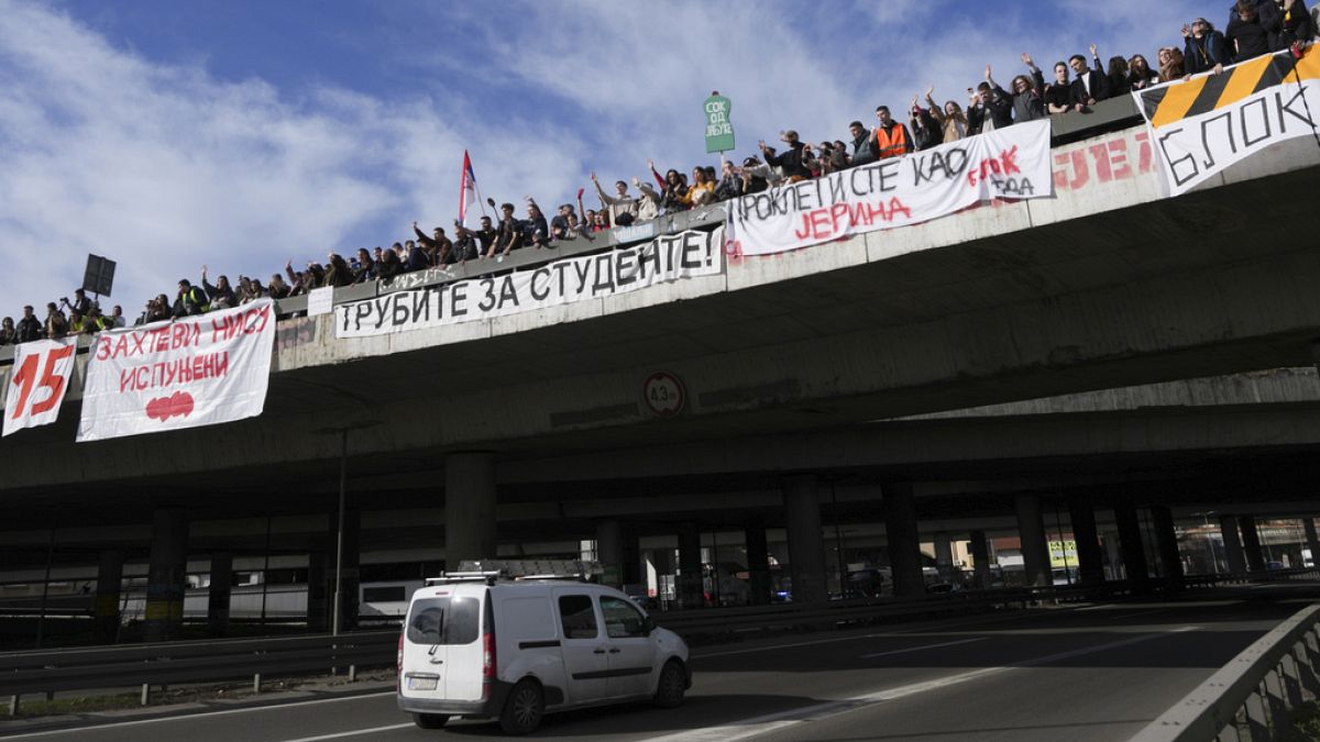 Βίντεο. Σερβία: Φοιτητές και αγρότες απέκλεισαν κεντρικό δρόμο του Βελιγραδίου