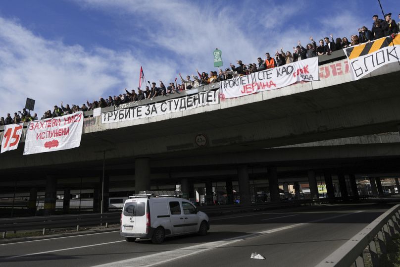 Studenti in piedi su un ponte durante lo sciopero studentesco a Belgrado, Serbia, 27 gennaio 2025