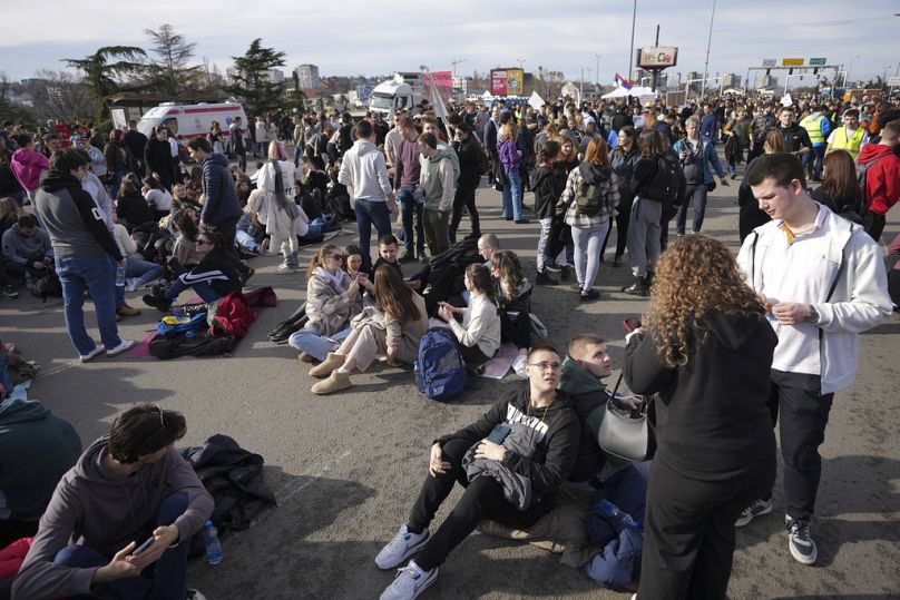 Studenci odpoczywają podczas 24-godzinnej blokady na skrzyżowaniu, aby zaprotestować przeciwko śmierci 15 osób, które w listopadzie zginęły w wyniku zawalenia się zadaszenia