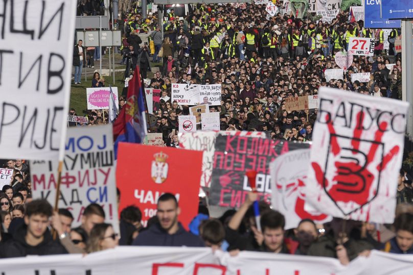 Studenci maszerują podczas 24-godzinnego bloku na skrzyżowaniu, aby zaprotestować przeciwko śmierci 15 osób, które w listopadzie zginęły w wyniku zawalenia się zadaszenia 