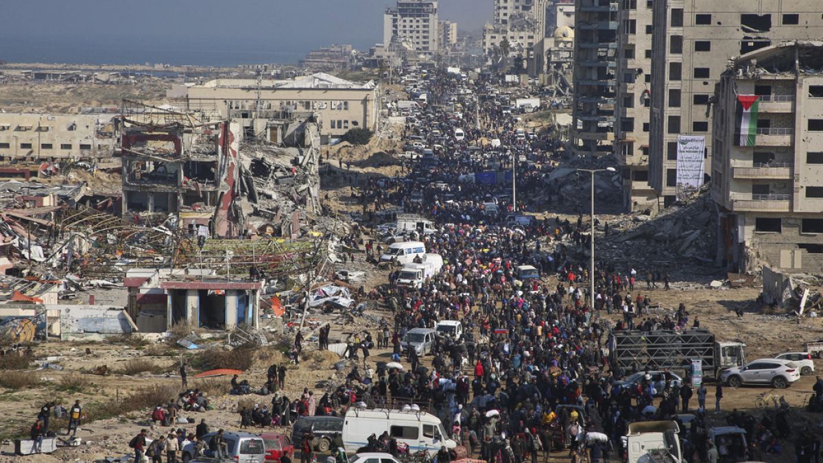 عودة النازحين مستمرة لشمال غزة وإسرائيل تؤكد إصابة 15 ألف جندي في صفوفها وتعيد انتشارها بجنوب لبنان