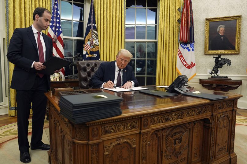 Prezydent Donald Trump podpisuje wycofanie się USA z WHO w gabinecie owalnym