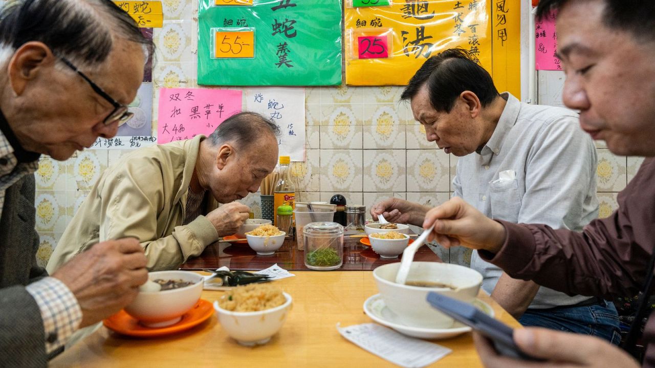 Kunden speisen in einem familiengeführten Schlangensuppen-Restaurant in Hongkong - Montag, 6. Januar 2025.