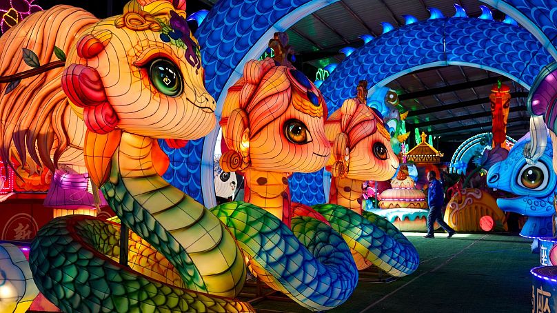 Linternas iluminadas con forma de serpiente en exhibición en la fábrica-taller de Wang Yongxun en Weifang, en la provincia oriental china de Shandong