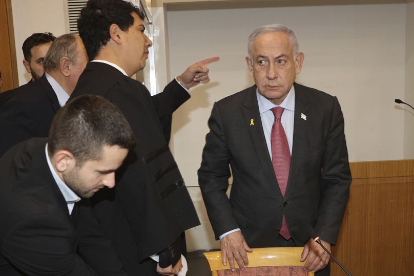 رئيس الوزراء الإسرائيلي بنيامين نتنياهو يحضر محاكمته بتهم الفساد في المحكمة الجزئية في تل أبيب، إسرائيل، الاثنين، 27 يناير 2025. 