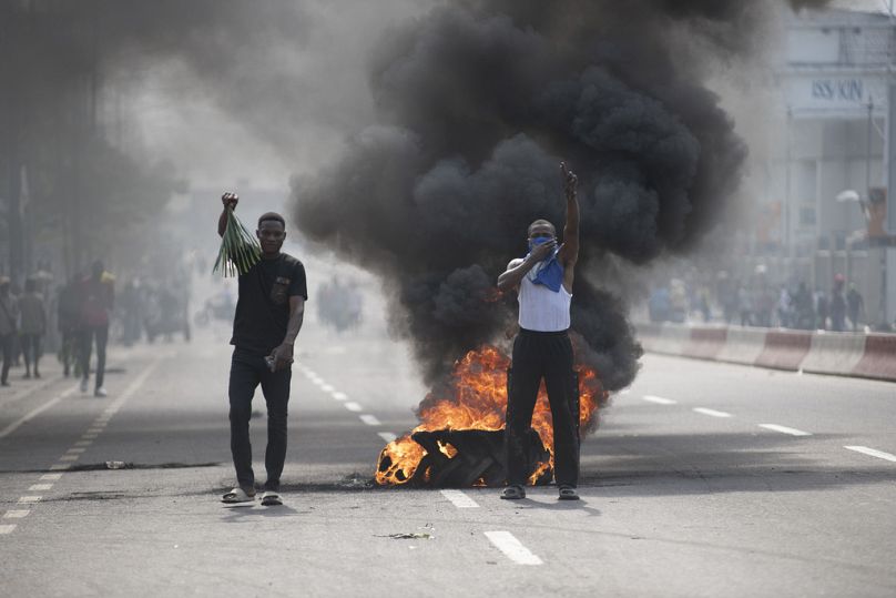 Pessoas protestam em Kinshasa, República Democrática do Congo, na terça-feira, 28 de janeiro de 2025, contra os avanços dos rebeldes M23, apoiados pelo Ruanda