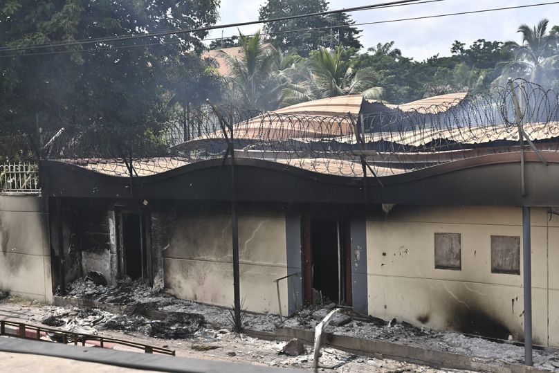 Incêndio na embaixada francesa em Kinshasa, República Democrática do Congo, fez vários estragos