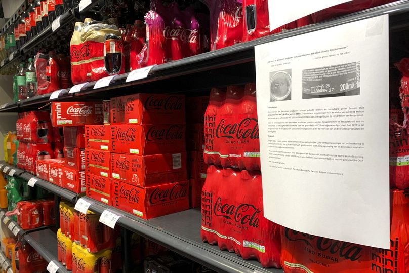 Notatka w supermarkecie w Belgii informująca o konieczności wycofania niektórych serii produktów Coca-Coli.
