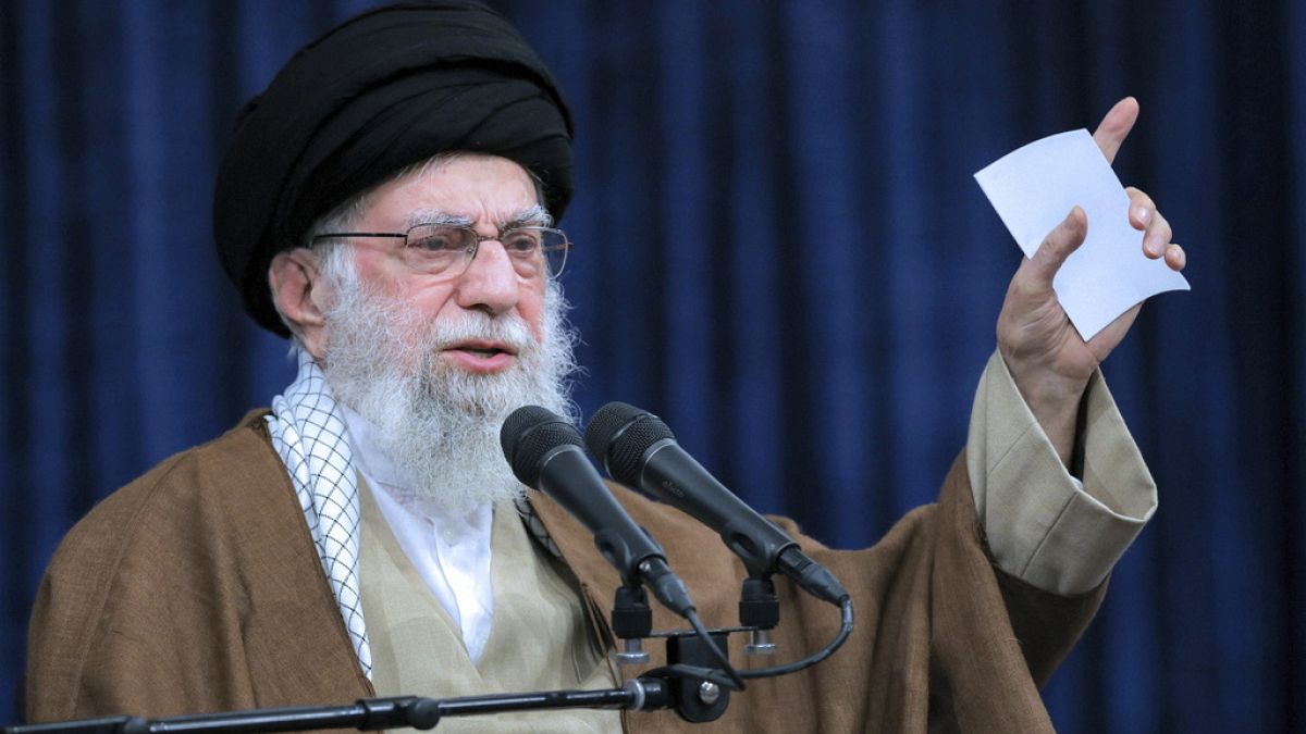 خامنئي: "غزة الصغيرة ركّعت إسرائيل".. ووزير خارجية إيران يقترح "نقل الإسرائيليين إلى غرينلاند"