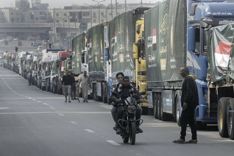 Camion di aiuti umanitari al Cairo, in Egitto, mentre aspettano di attraversare il valico di frontiera di Rafah tra l'Egitto e la Striscia di Gaza, 26 gennaio 2025