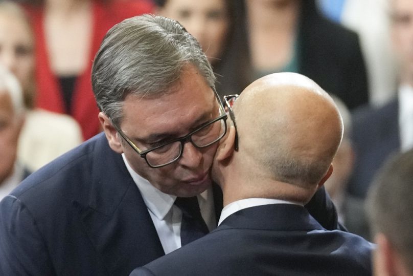Aleksandar Vučić és Miloš Vučević csókja azok után, hogy Vučević 2024. május 2-án letette a kormányfői esküt