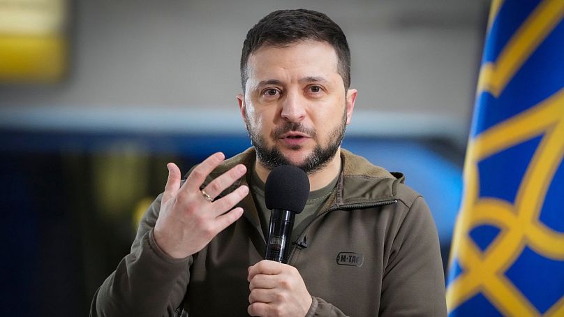 El presidente ucraniano, Zelenski, responde a preguntas durante una rueda de prensa en un subterráneo bajo una céntrica plaza de Kyiv, Ucrania.